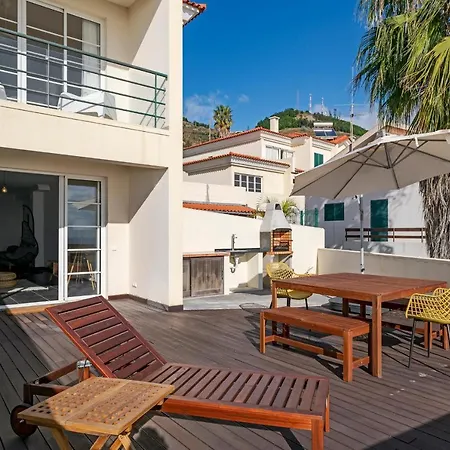 Casa Skyline By An Island