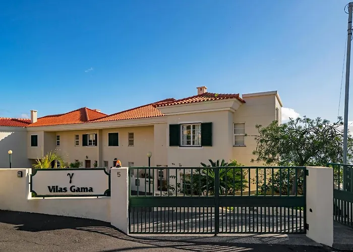 Casa Skyline By An Island *